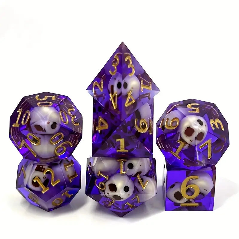 Resin Dice Set Transparent Purple with Skull Charm Core (DCPHRE7)