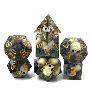 Resin Dice Set Transparent Black with Skull Charm Core (DCPHRE10)